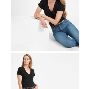 Everlane basic V-neck black cotton T-shirt